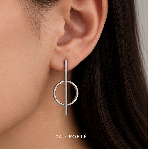 Boucle d’oreille cercle et barre argentée NIRMEN portée à l’oreille