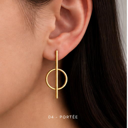Boucle d’oreille cercle et barre dorée NIRMEN portée à l’oreille