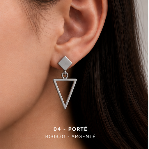 Boucle d’oreille carré et triangle argentée portée