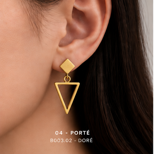 Boucle d’oreille carré et triangle dorée portée