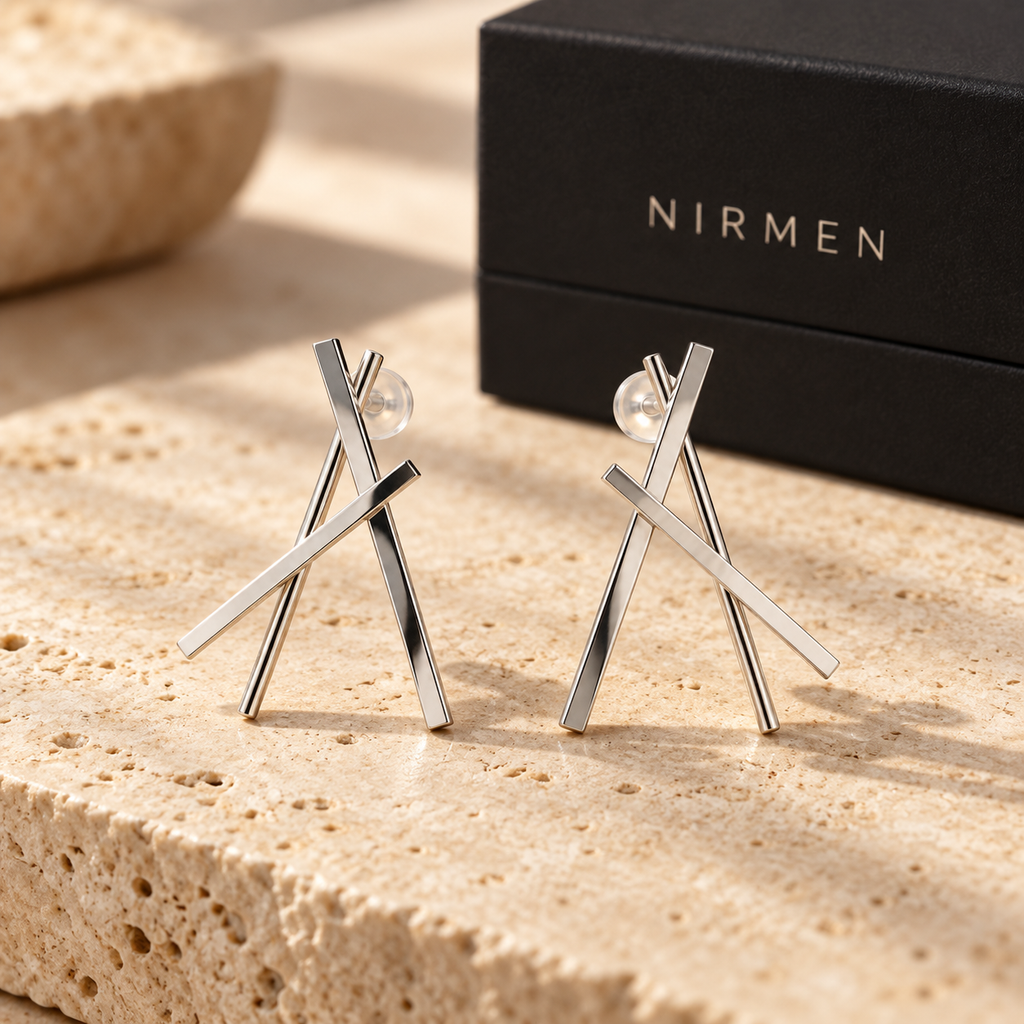 Boucles d’oreilles géométriques argentées NIRMEN – mise en scène