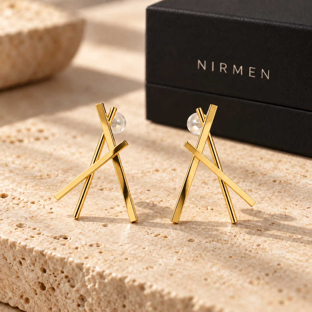 Boucles d’oreilles géométriques dorées NIRMEN – mise en scène