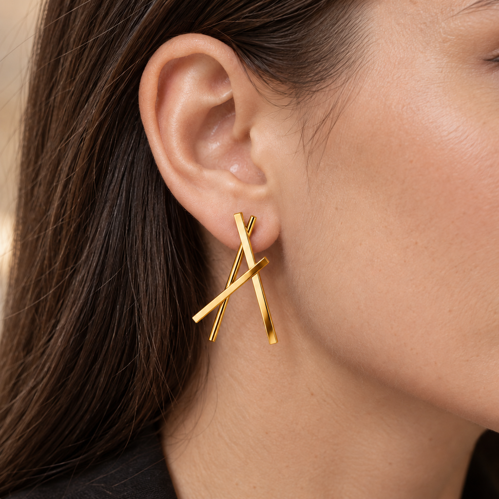 Boucle d’oreille lignes croisées dorée portée